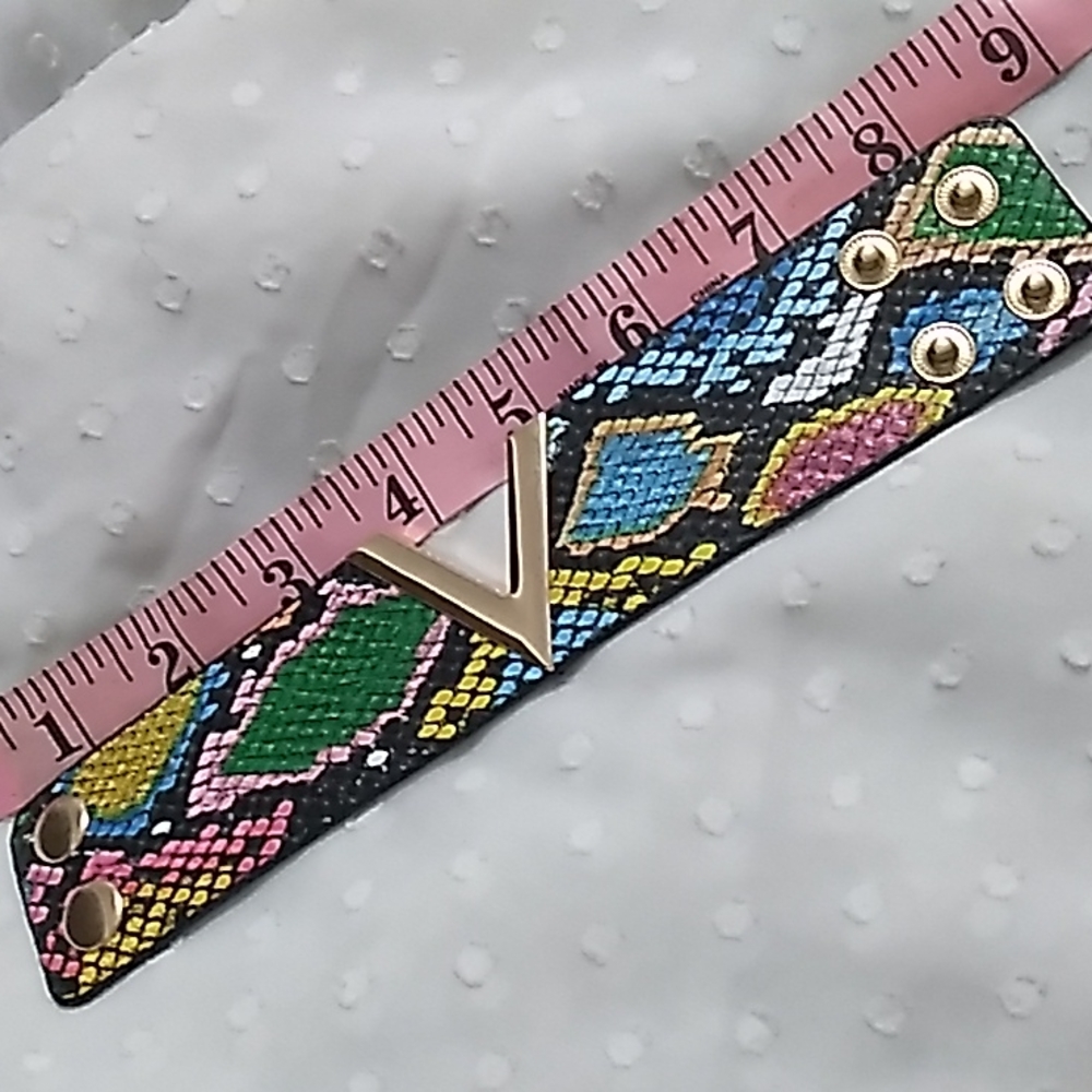 Fashion Colorful snake pattern “V" Cuff - Picture 6 of 7